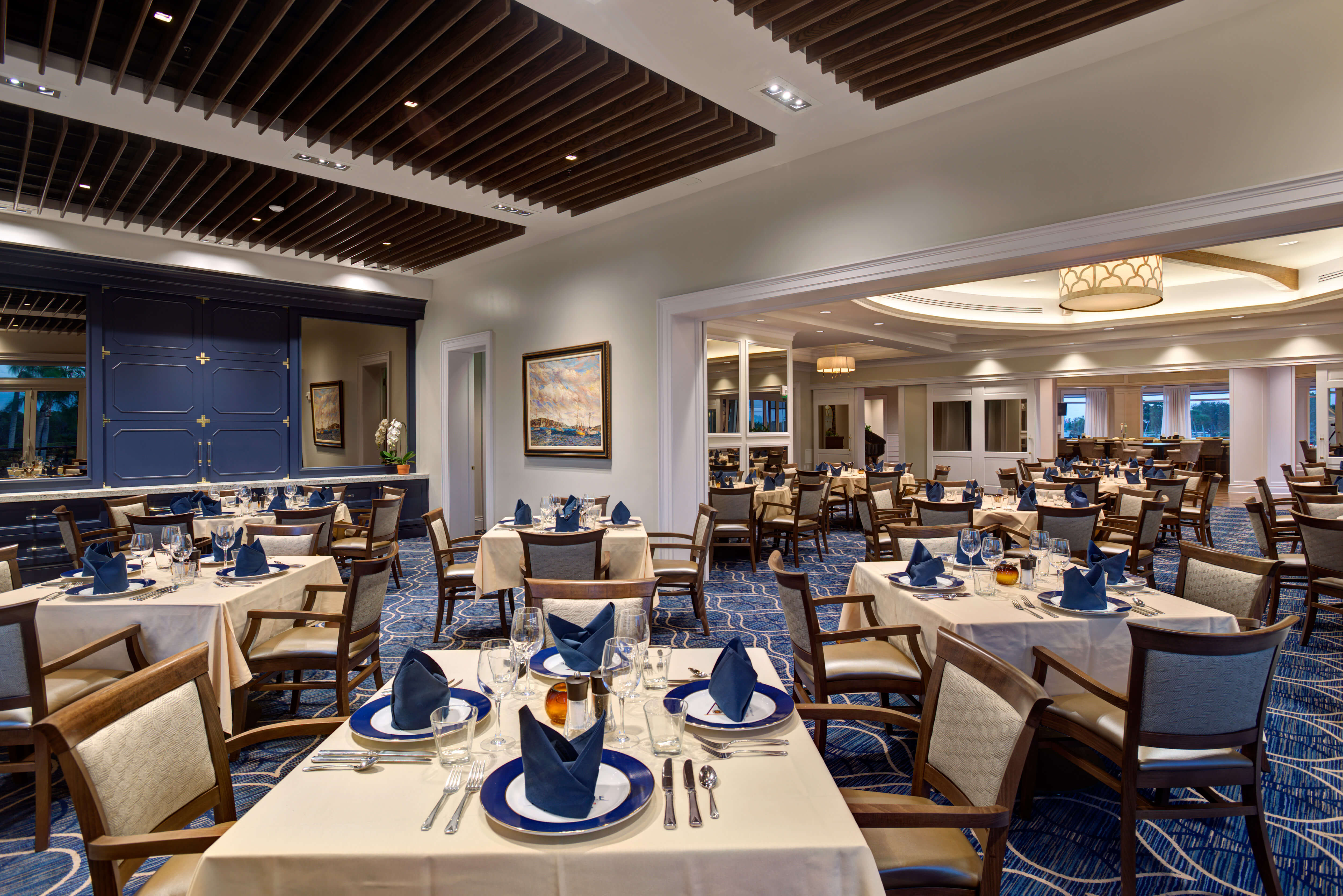 yacht club dining options